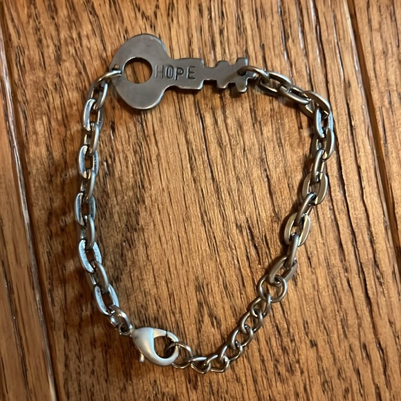 Giving Keys Bracelet - Picture 2 of 4